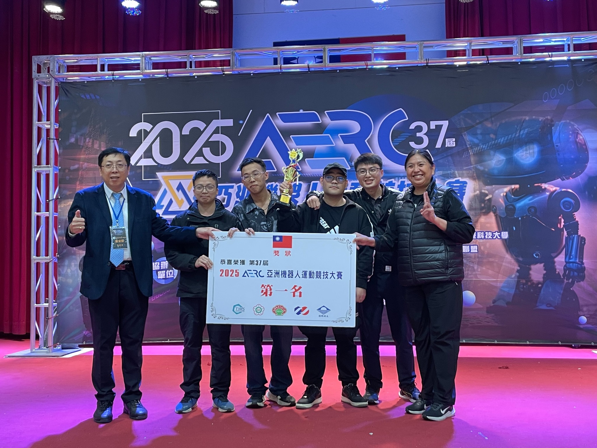 本校保健與化學工程科參加2025年第37屆AERC亞洲機器人運動競技大賽一舉榮獲 「機器人向前衝」大專A組第一名